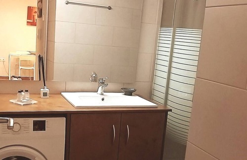 Ampelokipoi Apartment | Modern Home, 6mins from the Metro