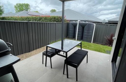 Mansfield House | Modern home away from home