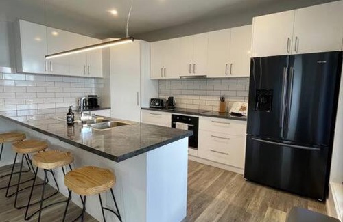 Mansfield House | Modern home away from home