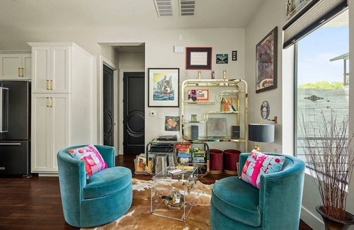 Chestnut House | Modern Home | Balcony Views | Mins to DT ATX & UT!