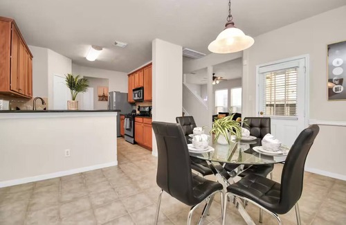 Fairbanks House | Modern Home - Centrally Located - Houston, TX