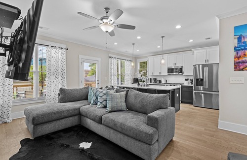 Adair Park House | Modern Home Downtown - Cozy Porch and Hot Tub
