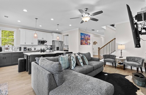 Adair Park House | Modern Home Downtown - Cozy Porch and Hot Tub