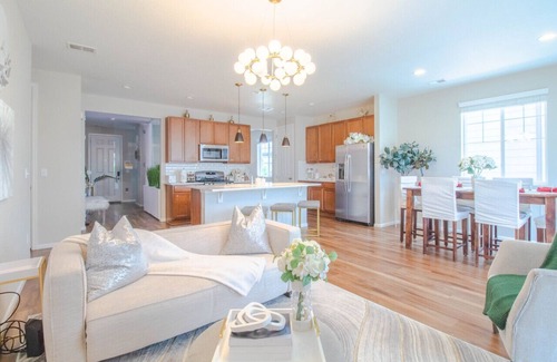Aurora House | Modern Home: Firepit, Quiet Area, Near DIA & Parks