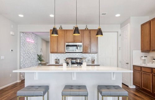 Aurora House | Modern Home: Firepit, Quiet Area, Near DIA & Parks
