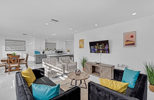 North Miami Beach House | Modern Home, Heated Pool + Hot-Tub, 12min to Ocean