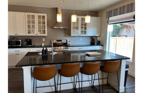 Sumner House | Modern home in downtown Sumner, WA