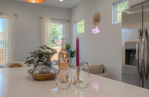 Northside House | Modern Home Near Downtown with Fast WiFi, BBQ, Games & EV equipped!