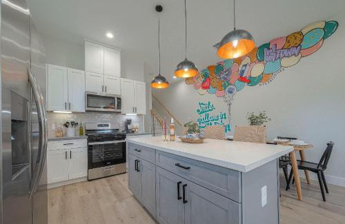 Northside House | Modern Home Near Downtown with Fast WiFi, BBQ, Games & EV equipped!
