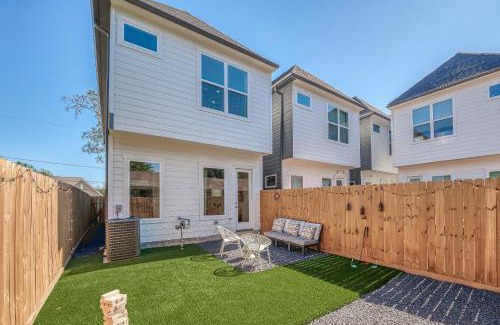 Northside House | Modern Home Near Downtown with Fast WiFi, BBQ, Games & EV equipped!
