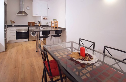 Nou Moles Condo | Modern home near the Old Town.