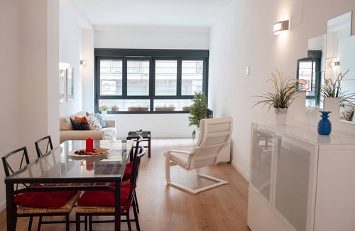 Nou Moles Condo | Modern home near the Old Town.