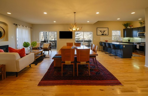 Edwards House | Modern Home | Private Hot Tub | Walk to Beaver Creek Shuttle | EV Charging