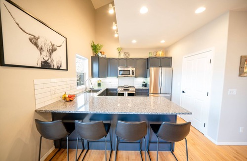 Edwards House | Modern Home | Private Hot Tub | Walk to Beaver Creek Shuttle | EV Charging