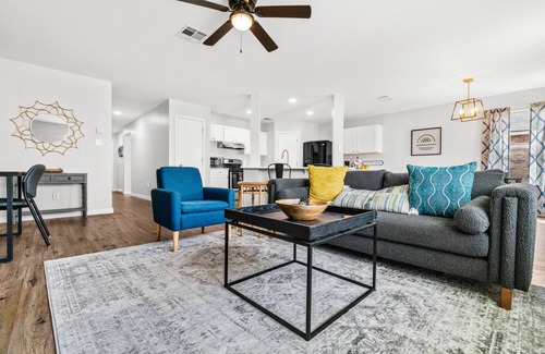 Leander House | Modern home w/garage, big yard, pool 4 mins away!
