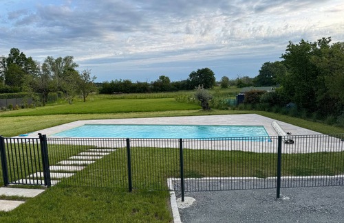Saint-Eloy-de-Gy Cottage | Modern Home with Pool, Near Bourges – 4 Bedrooms, Terrace & Garden