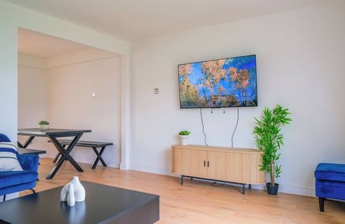 Hatch End House | Modern Home with Games Room and Workspaces
