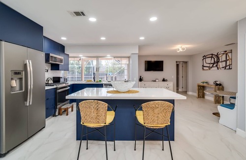 Sunrise House | MODERN HOME WITH HEATED POOL! CLOSE TO SAWGRASS MILLS MALL! FLEXIBLE CHECK IN n