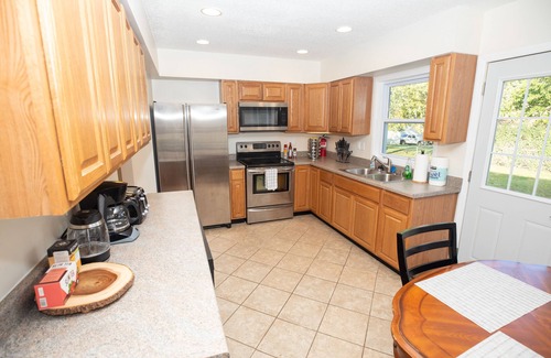 Cedar Rapids - Iowa City House | Modern & Homely 4 Bdr NE House by the Golf Course
