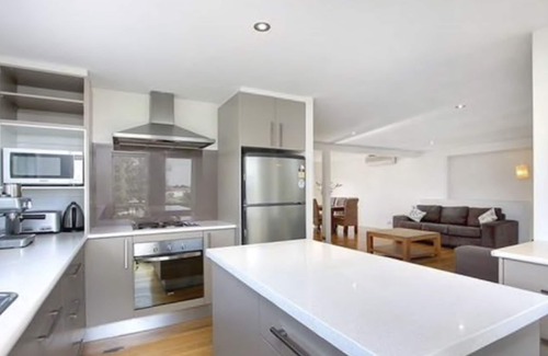 Rhyll House | Modern House, 3 bedroom, Spa and ocean views