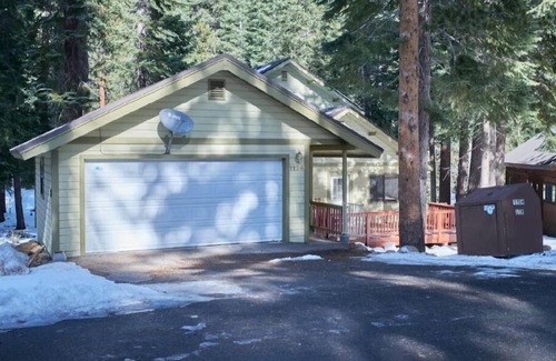 Kingswood Estates House | Modern house close to lake and ski