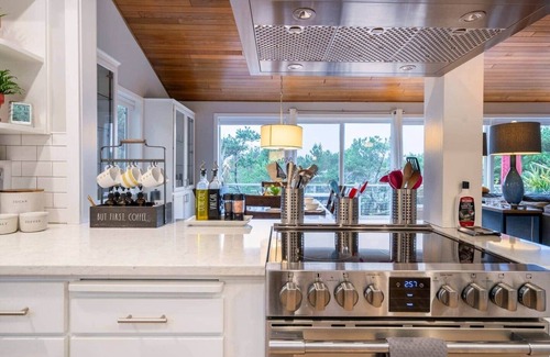 Manzanita House | Modern Huge Deck Wood Stove Pet-Friendly