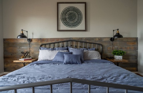 Northeast Carrollton House | Modern Industrial loft | King Bed | 2BR 2 BA