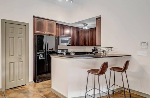 Springfield House | Modern-Industrial 2B Townhouse Close to DT!