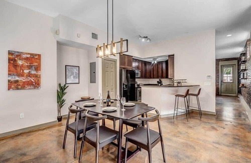 Springfield House | Modern-Industrial 2B Townhouse Close to DT!
