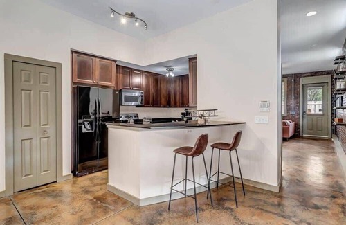 Springfield House | Modern-Industrial 2B Townhouse Close to DT!