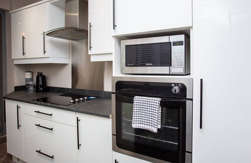 Westoe Apartment | Modern Interior Spacious Four Bedroom Apartment