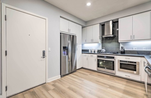 Irvine Business Complex Condo | Modern Irvine Condo w/Pool - 7 Mi to Beach!