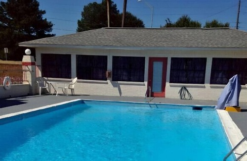 Meridian House | Modern King Room w/ Elegant Ambiance! Free WiFi