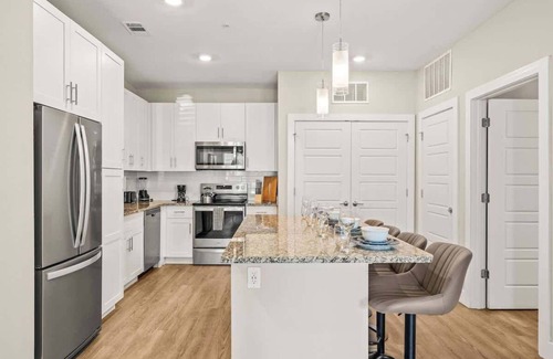 Southeast Orlando Apartment | Modern King Suite, Resort Amenities & Pet-Friendly