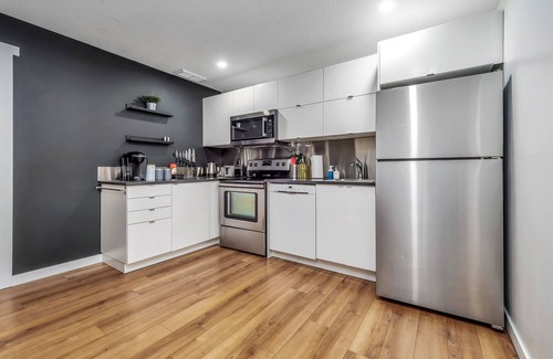 Lethbridge Apartment | Modern King Suite with 1 bedroom + sofa bed West Lethbridge
