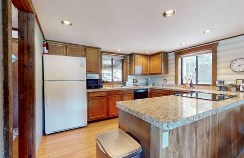 Munds Park House | Modern lakefront cabin with bbq, gas fireplace, amazing views