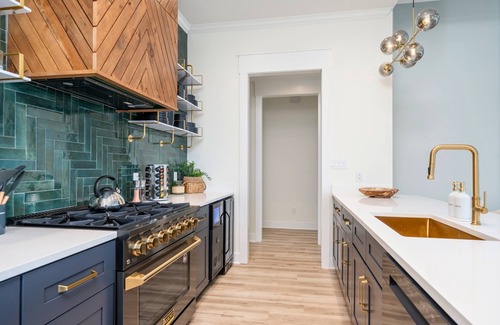 Lake Hamilton House | Modern Lakefront | Gorgeous Views | Sleeps 28