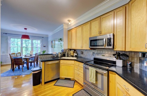 Durham House | Modern lakefront home - free paddleboards, sauna