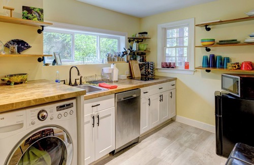 Durham House | Modern lakefront home - free paddleboards, sauna