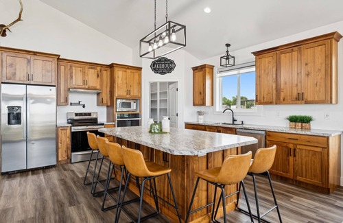 St. Charles Cabin | Modern Lakehouse l Slps 34 l Courts + Chefs Kitchen l Bear Lake Haven