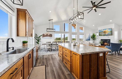 St. Charles Cabin | Modern Lakehouse l Slps 34 l Courts + Chefs Kitchen l Bear Lake Haven