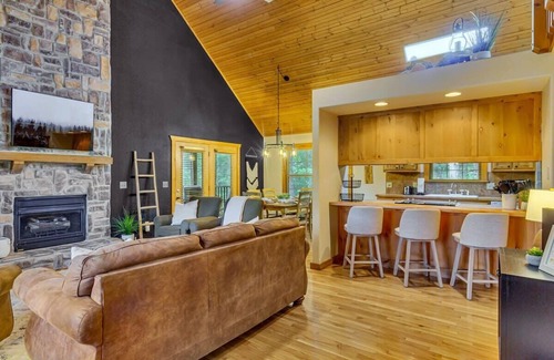 Branson West Cabin | Modern Lodge, 3 Miles from Silver Dollar City!