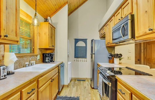 Branson West Cabin | Modern Lodge, 3 Miles from Silver Dollar City!