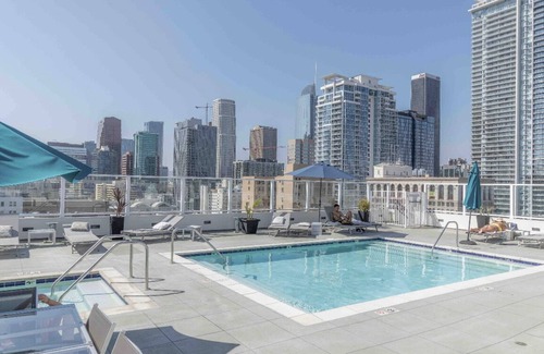 Downtown Los Angeles Condo | Modern Loft-Rooftop with City view, Pool, Spa, Gym and Free parking!