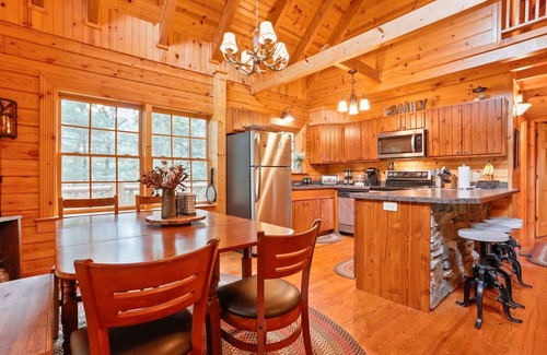 Hancock Cabin | Modern Log Cabin, Great for Families - Close to Many Attractions! Game Room!