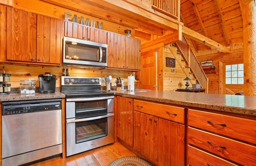 Hancock Cabin | Modern Log Cabin, Great for Families - Close to Many Attractions! Game Room!