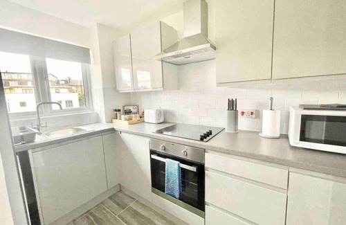 New Cross Apartment | Modern London flat with free parking
