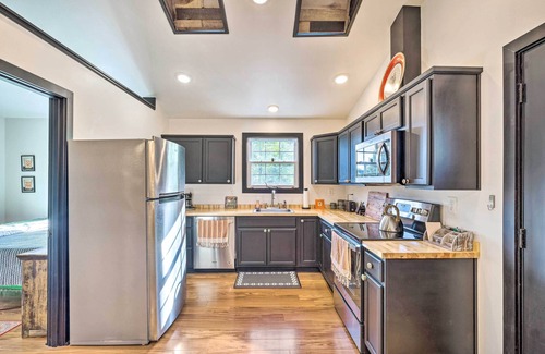 Cherokee Triangle Apartment | Modern Louisville Apartment w/Furnished Deck