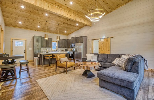 Ridgeline Vistas Cabin | Modern LUX-Creek, Spa, Outdoor Kitchen & Fireplace