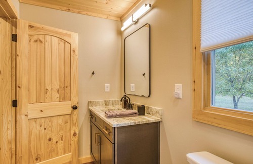 Ridgeline Vistas Cabin | Modern LUX-Creek, Spa, Outdoor Kitchen & Fireplace
